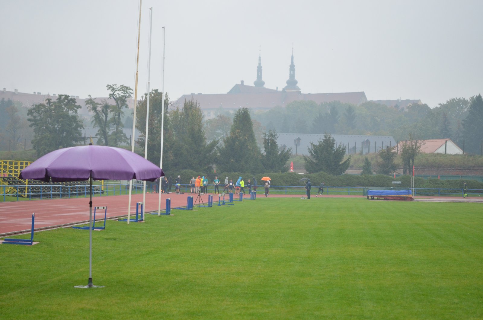 Déšť a chlad v Olomouci. Krajské finále ovládlo Gymnázium Šumperk